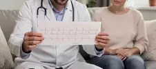врач кардиолог проводит расшифровку экг